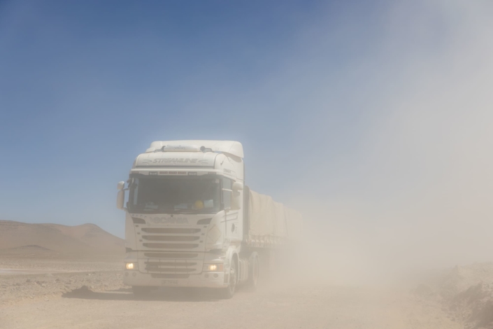 Un camion dans la poussière d'une piste