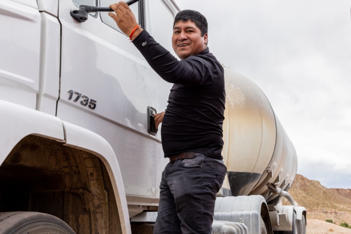 Un homme grimpe dans son camion