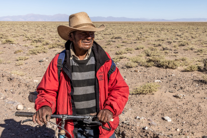 Portrait photographie d'un indigène avec son vélo