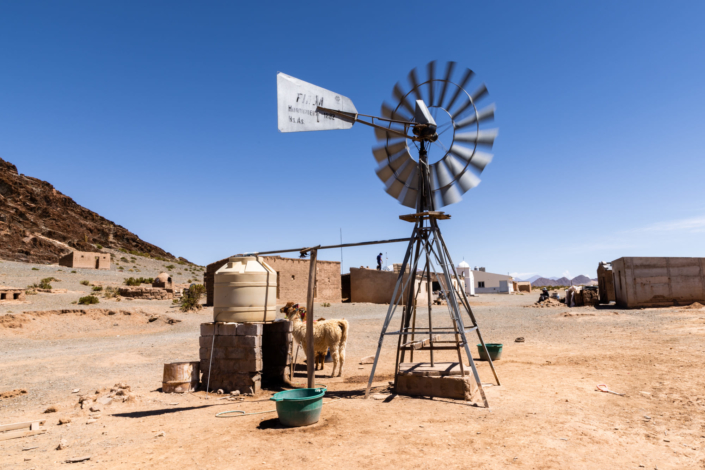 Un moulin à vent puise de l'eau dans le désert