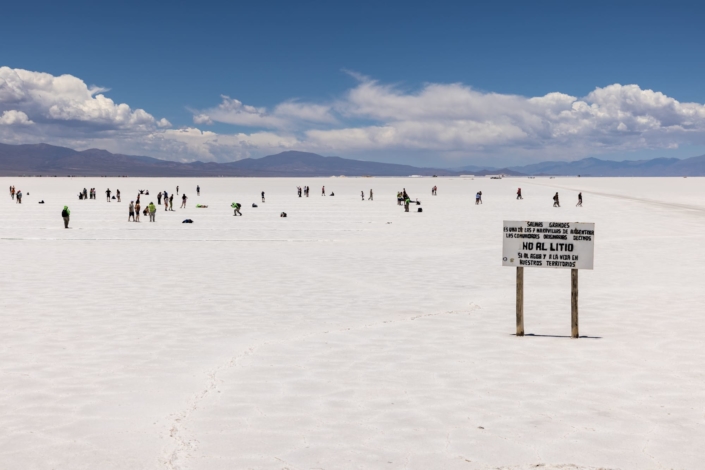 Cliché panoramique de salins grandes, menacé de disparition sous la pression des investisseurs étrangers pour extraire le lithium