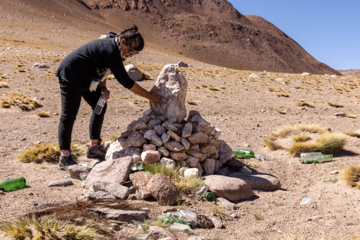 Image d'une femme devant un monument dédié à la Pachamama