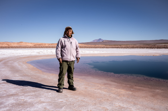 Un indigène sur le salar Ojo del Mar