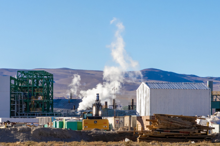 De la fumée dans une usine de lithium