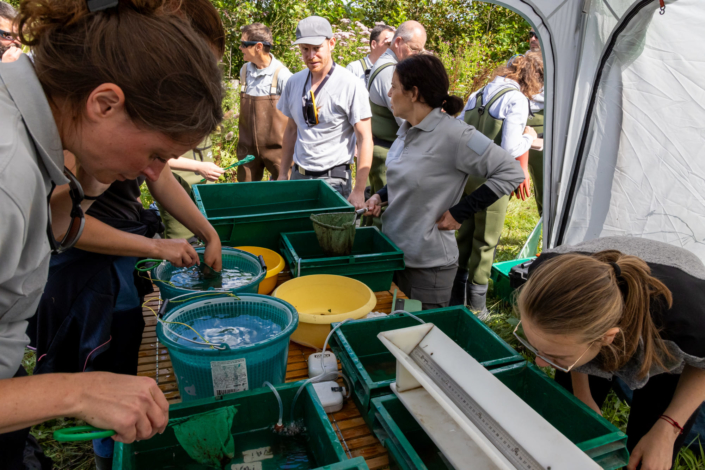 De nombreux officiers de l'OFB et leur matériel dans l'atelier biométrique