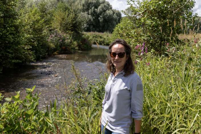 Photo d'une femme devant une rivière