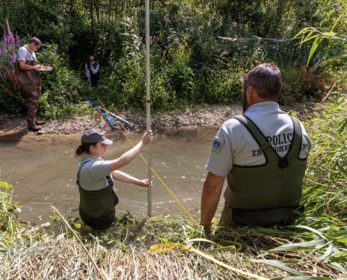 Police de l'environnement et OFB mesurent la largeur de la rivière