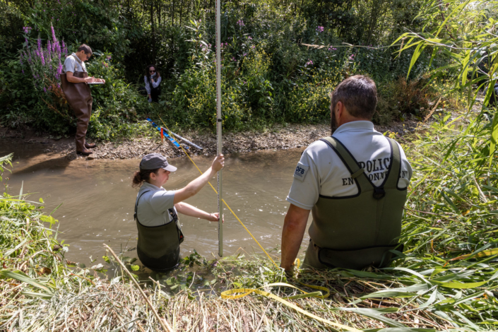 Police de l'environnement et OFB mesurent la largeur de la rivière