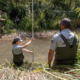 Police de l'environnement et OFB mesurent la largeur de la rivière