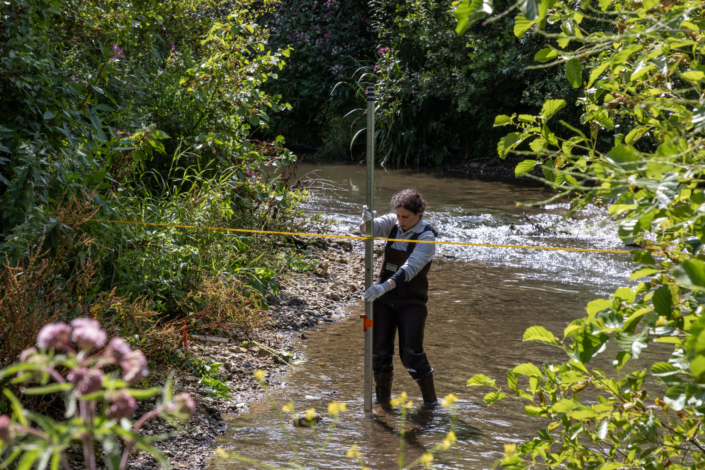 Une tecniche évalue la profondeur et la largeur du cours d'eau