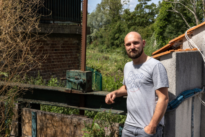 portrait d'un homme appuyé sur l'ouvrage d'un moulin à eau