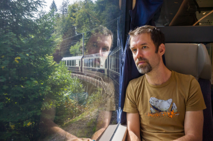 Un voyageur regarde par la fenêtre du train