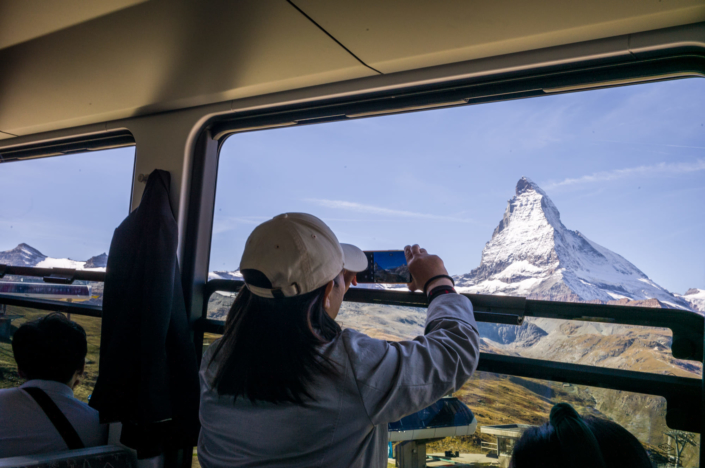 Une voyageuse prend en photo le Cervin par la fenêtre du train