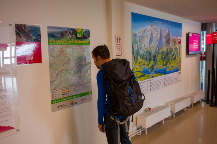 Un voyageur regarde une carte de montagne