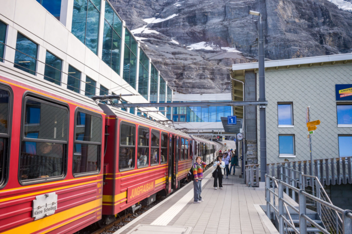 Vue sur un train rouge dans une gare de montagne