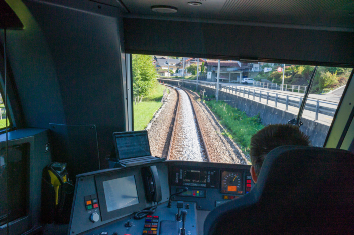 Cabine de conduite d'un train, vue sur la voie ferrée