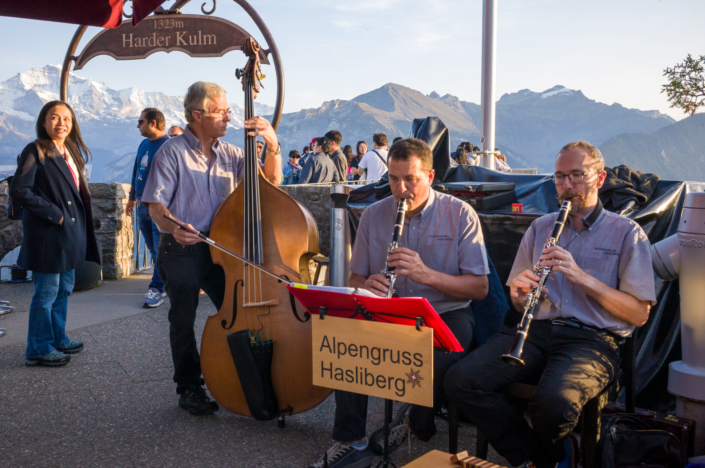 Des musiciens jouent de la musique pour les touristes dans la montagne