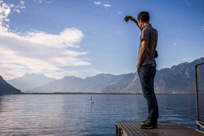 Un homme au bord d'un lac de montagne. Photo cadrée en contre plongée