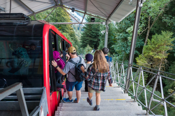 Des touristes montent dans un train à crémaillères