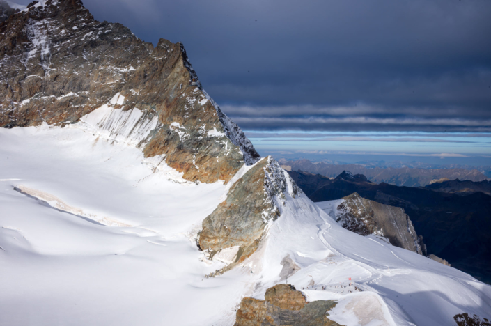 Cliché panoramique sur des sommets couverts de neiges