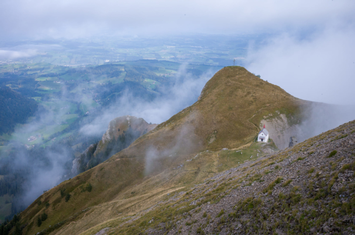 Une église sur une pente de montagnes dans la brumes. Photographie panoramique