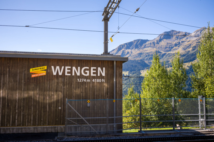 Arrêt à la gare de Wengen en Suisse. Vue sur les montagnes