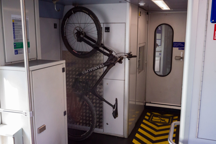 Un vélo accroché dans un compartiment de train