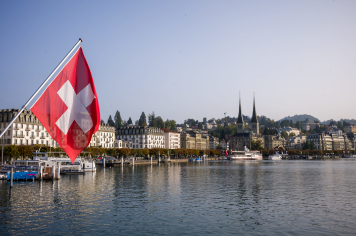 Drapeau suisse, lac, bateau et bâtiments de la ville de Lucerne