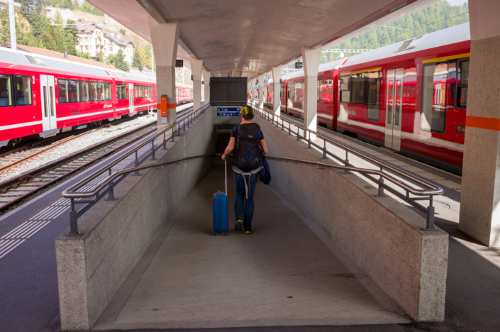 Un voyageur sort de la gare de Saint-Moritz entre deux trains