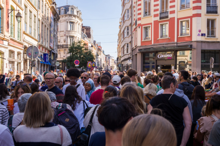 Foule dans une rue de Lille - Illustration photo
