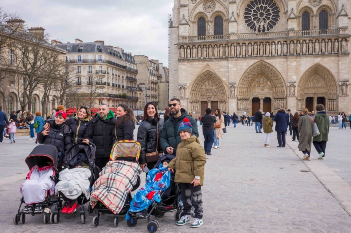 Touristes devant la cathédrale Notre Dame de Paris - photo de rue