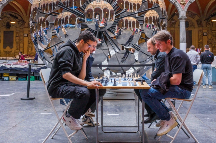 Joueurs d'échecs à la vieille bourse de Lille face à des miroirs - street photography