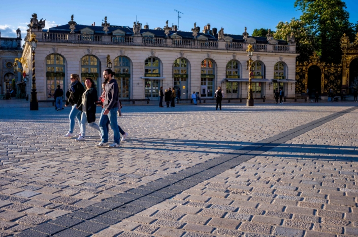 Ombre de personnages traversant la place stanislas de Nancy - photo de rue