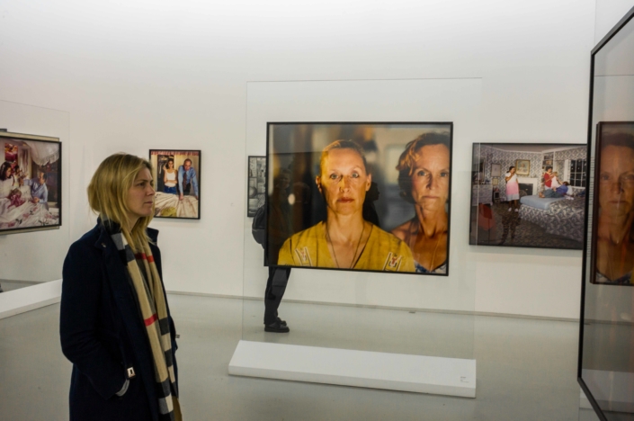 Une touriste dans un musée parisien - Photographie de rue