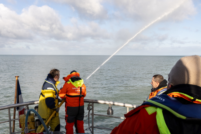 Reportage et journalisme - La SNSM en mer avec une lance à incendie