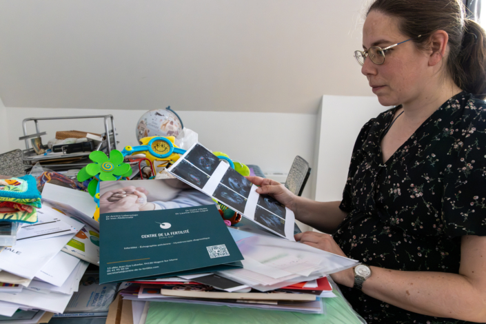 PMA femme seule – Nathalie enceinte Nathalie consulte ses échographies après son parcours de PMA pour devenir mère seule