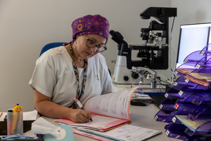 PMA – Laboratoire de reproduction Biologiste travaillant dans le laboratoire de reproduction humaine et de PMA du CHU de Lill