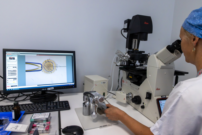 PMA – Fécondation ICSI Biologiste réalisant une injection intracytoplasmique de spermatozoïde ICSI au laboratoire de PMA du CHU de Lille