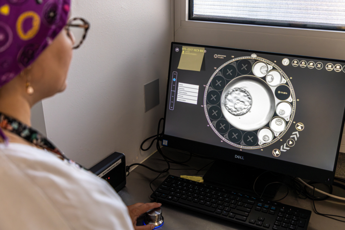PMA – Développement embryonnaire Biologiste observant le développement d’un embryon sur écran dans le laboratoire de PMA du CHU de Lille