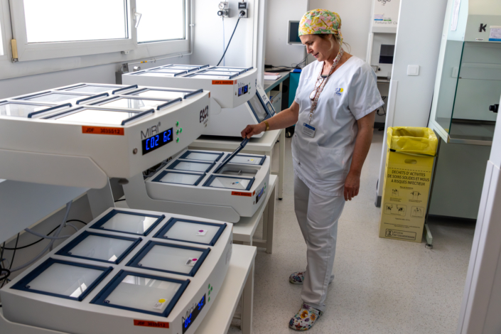 Biologiste contrôlant les incubateurs de culture embryonnaire du laboratoire de PMA au CHU de Lille Biologiste contrôlant les incubateurs de culture embryonnaire du laboratoire de PMA au CHU de Lille