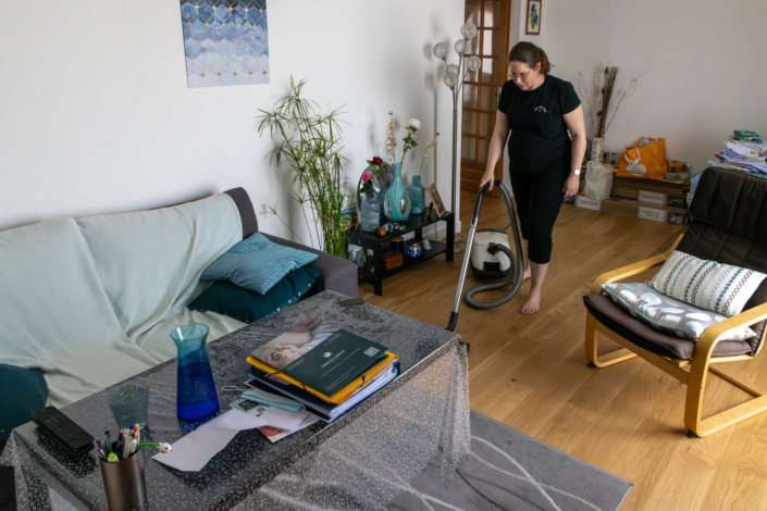 Maternité solo – Grossesse Nathalie enceinte effectue des tâches quotidiennes chez elle avant la naissance de son enfant