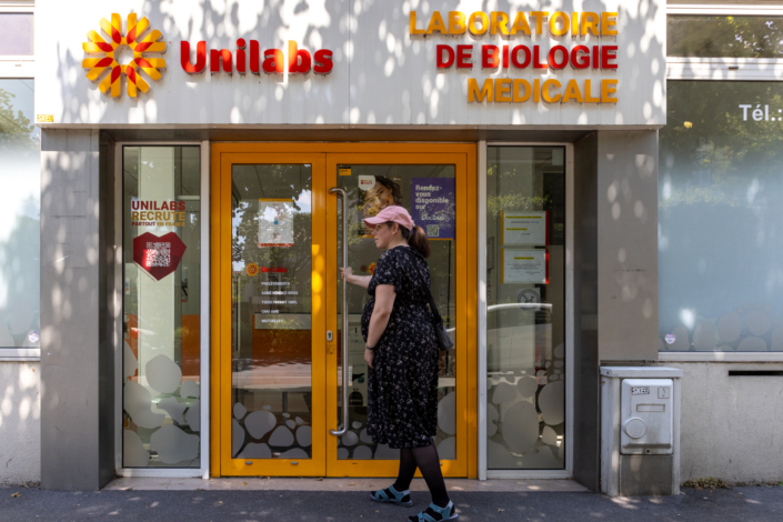 PMA – Suivi de grossesse Nathalie enceinte entre dans un laboratoire de biologie médicale à Maisons-Alfort