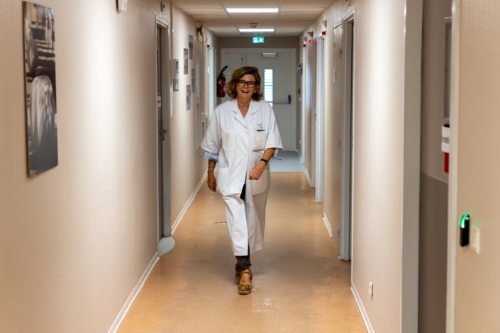PMA CHU Lille – Le professeur Christine Decanter Médecin, professeur Christine Decanter, du centre d’assistance médicale à la procréation dans un couloir du CHU de Lille